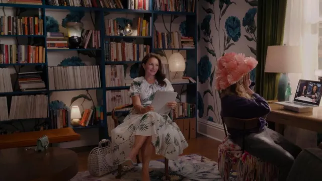 Giambattista Valli Robe en coton imprimée feuille portée par Charlotte York (Kristin Davis) comme on le voit dans And Just Like That... (S01E05)