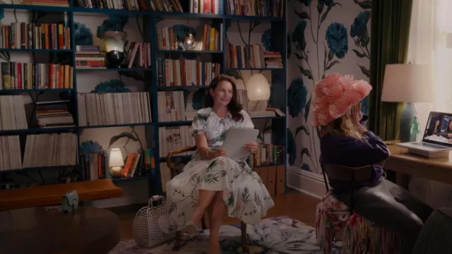 Sac fourre-tout gaufré Fendi Small Basket Logo porté par Charlotte York (Kristin Davis) comme on le voit dans And Just Like That... (S01E05)