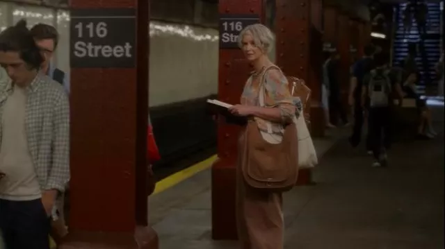 Elizabeth & James Chance Chemisier en soie imprimé à manches longues à col froncé porté par Miranda Hobbes (Cynthia Nixon) comme on le voit dans And Just Like That... (S01E02)
