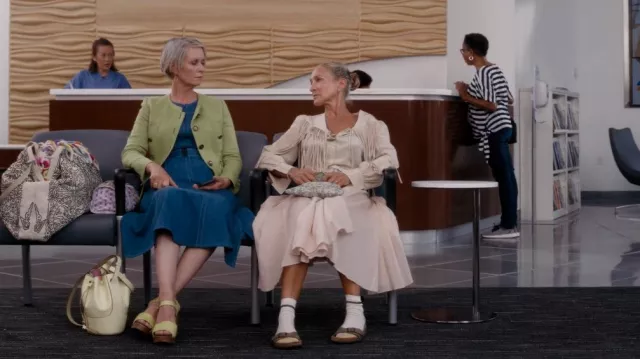 Birkenstock Madrid Slide Sandal portée par Carrie Bradshaw (Sarah Jessica Parker) comme on le voit dans And Just Like That... (S01E05)