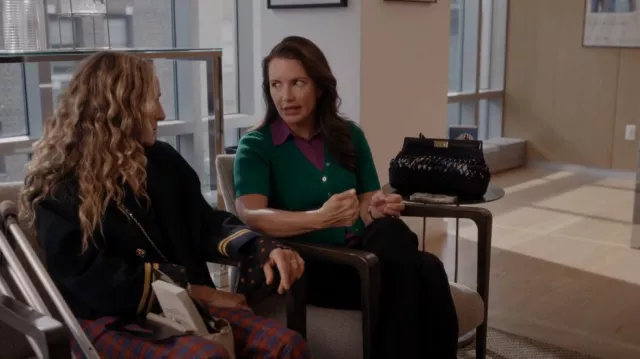 Maje Mimosa Cropped Rib Knit Sweater porté par Charlotte York (Kristin Davis) comme on le voit dans And Just Like That... (S01E05)