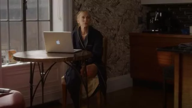 Derek Rose Duke Robe pour hommes en cachemire portée par Carrie Bradshaw (Sarah Jessica Parker) comme on le voit dans And Just Like That... (S01E02)