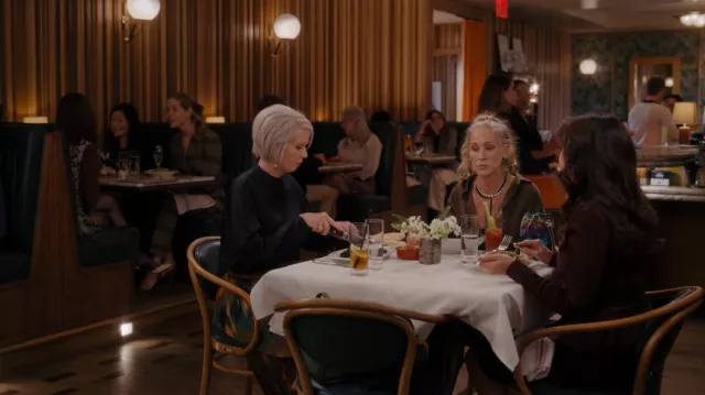 Lafayette 148 New York Riverside Reverie Print KindMade Pleated Pants usados por Miranda Hobbes (Cynthia Nixon) como se ve en And Just Like That... (S01E06)