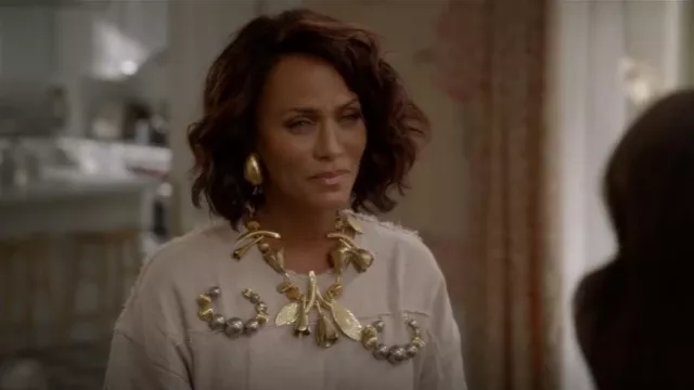 Ana Srdic Jakarandra Collier de fleurs porté par Lisa Todd Wexley (Nicole Ari Parker) comme on le voit dans And Just Like That... (S01E02)