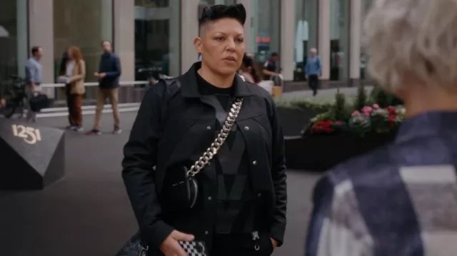 Kara Black Camera Bag porté par Che Diaz (Sara Ramirez) comme on le voit dans And Just Like That... (S01E08)