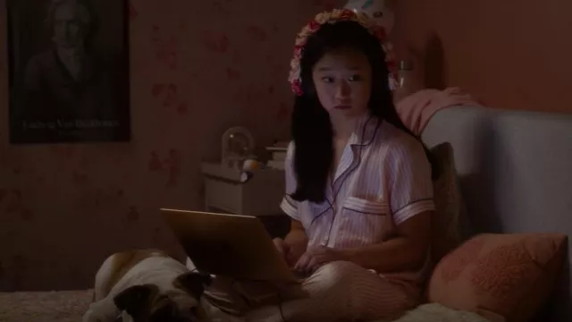 In Bloom Cypress 2-Piece Short Sleeve & Capris Set porté par Lily Goldenblatt (Cathy Ang) comme on le voit dans And Just Like That... (S01E03)