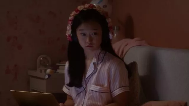 Rose Rockers Head­phones used by Lily Goldenblatt (Cathy Ang) as seen in And Just Like That… (S01E03)