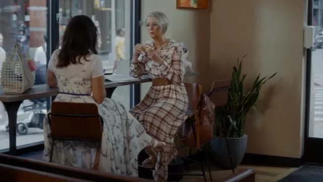Alexandre Birman Clarita Sandals portées par Charlotte York (Kristin Davis) comme on le voit dans And Just Like That... (S01E03)