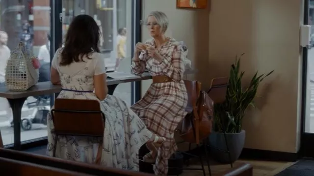 Sandale compensée Maje Fardane portée par Miranda Hobbes (Cynthia Nixon) comme on le voit dans And Just Like That... (S01E03)