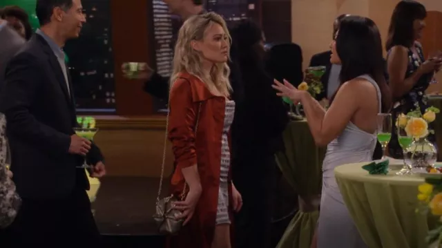 Cult Gaïa Ni­ka Cross­body worn by Sophie (Hilary Duff) as seen in How I Met Your Father (S02E09)