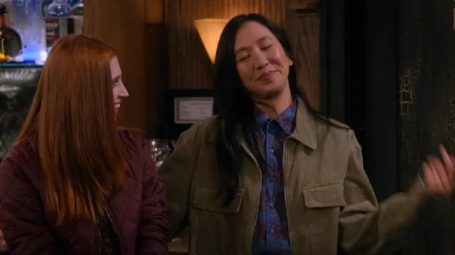 Surchemise H&M en velours côtelé portée par Ellen (Tien Tran) comme on le voit dans How I Met Your Father (S02E09)