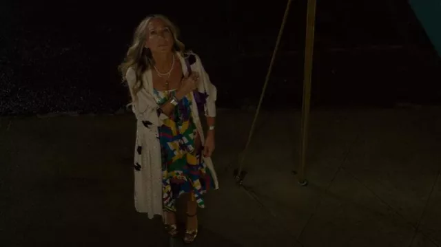 Saint Laurent Farrah Crackled Metallic Leather Platform Sandal portée par Carrie Bradshaw (Sarah Jessica Parker) comme on le voit dans And Just Like That... (S01E03)