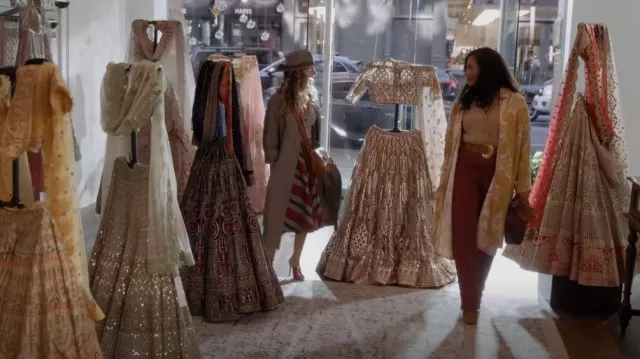 Christian Louboutin Ziptotal Bottes portées par Seema Patel (Sarita Choudhury) comme on le voit dans And Just Like That... (S01E06)