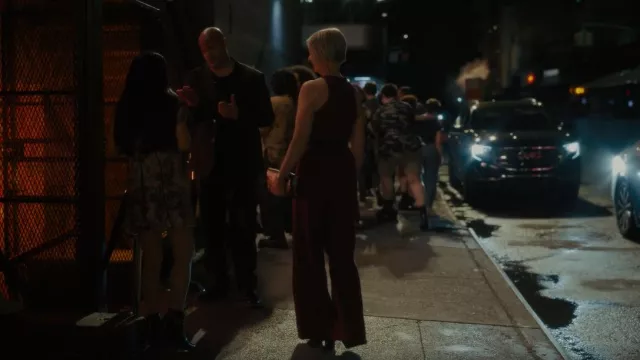 Saint Laurent Studded Leather Platform Sandals portés par Miranda Hobbes (Cynthia Nixon) comme on le voit dans And Just Like That... (S01E03)
