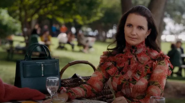 Brandon Blackwood Medium Kuei Forest Green Bag porté par Charlotte York (Kristin Davis) comme on le voit dans And Just Like That... (S01E06)