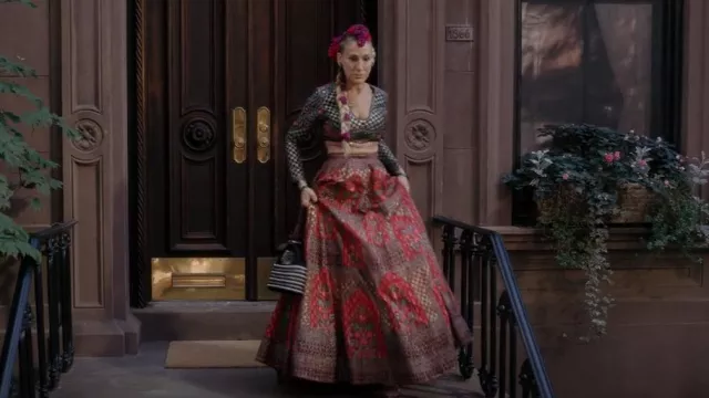 Falguni Shane Peacock Lekha Lehenga Set usado por Carrie Bradshaw (Sarah Jessica Parker) como se ve en And Just Like That... (S01E06)