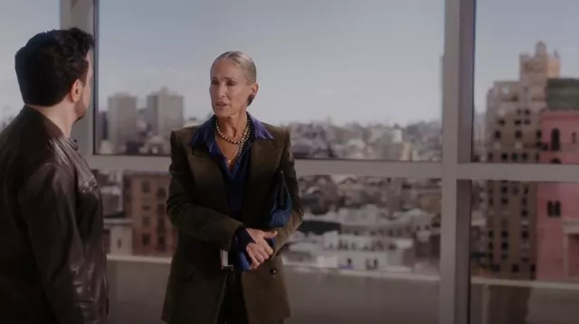 Saint Laurent Corduroy Blazer de doble pecho usado por Carrie Bradshaw (Sarah Jessica Parker) como se ve en And Just Like That... (S01E06)