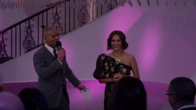 Markarian Drusa Robe papillon en brocart floral portée par Lisa Todd Wexley (Nicole Ari Parker) comme on le voit dans And Just Like That... (S01E07)