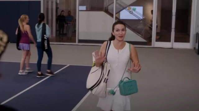 Sac Ame & Lulu Hamptons Tennis Tour porté par Charlotte York (Kristin Davis) comme on le voit dans And Just Like That... (S01E07)