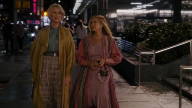 Arcade Vintage Raw Silk Pleated Caftan porté par Carrie Bradshaw (Sarah Jessica Parker) comme on le voit dans And Just Like That... (S01E07)