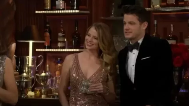Mac Duggal Sequin Wrap Gown usado por Summer Newman (Allison Lanier) como se ve en The Young and the Restless el 23 de marzo de 2023