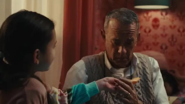 Pull sans manches en tricot de câble porté par Otto (Tom Hanks) dans A Man Called Otto