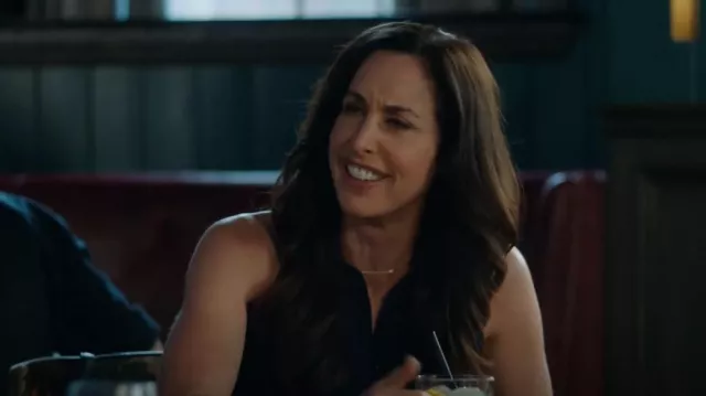 Gorjana Mini Parker Collar usado por Kate Foster (Catherine Reitman) como se ve en Workin' Moms (S07E10)