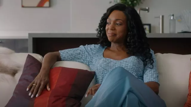 Veronica Beard Lipa Top porté par Sloane Mitchell (Enuka Okuma) vu dans Workin' Moms (S07E11)