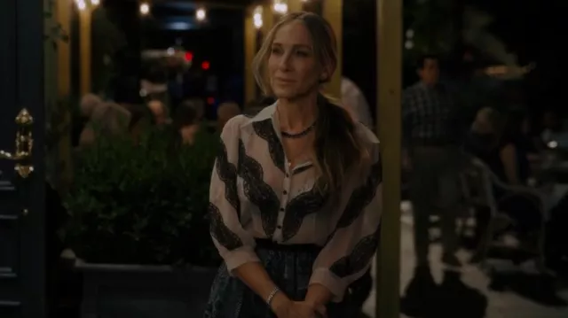 Nakard Baguette Tile Riviere Collar usado por Carrie Bradshaw (Sarah Jessica Parker) como se ve en And Just Like That... (S01E09)