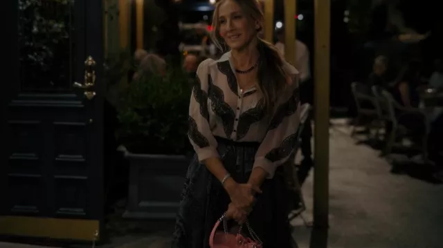 Christian Louboutin Marie Jane Tulle Ruf­fle Buck­et Bag worn by Carrie Bradshaw (Sarah Jessica Parker) as seen in And Just Like That… (S01E09)