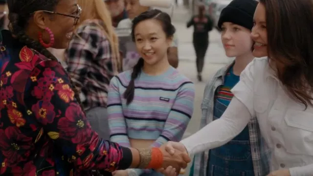 Miu Miu Jersey recortado a rayas usado por Lily Goldenblatt (Cathy Ang) como se ve en And Just Like That... (S01E09)