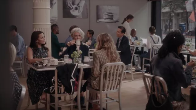 Thom Browne Abrigo de seda de doble pecho usado por Carrie Bradshaw (Sarah Jessica Parker) como se ve en And Just Like That... (S01E10)