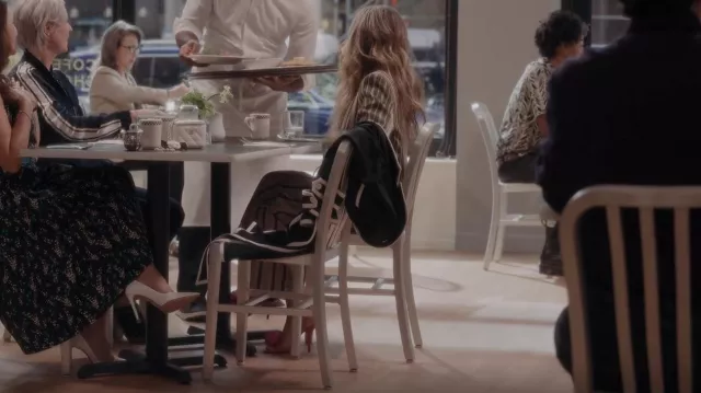 Saint Laurent Ivy Floral Appliqué Sandales en soie portées par Carrie Bradshaw (Sarah Jessica Parker) comme on le voit dans And Just Like That... (S01E10)