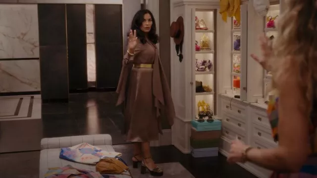 Jupe en Satin Asymétrique Fendi portée par Seema Patel (Sarita Choudhury) comme on le voit dans And Just Like That... (S01E04)