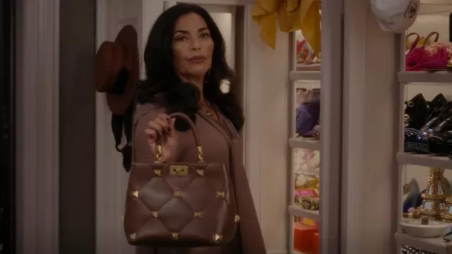 Valentino Garavani Ro­man Stud Top-Han­dle Bag worn by Seema Patel (Sarita Choudhury) as seen in And Just Like That… (S01E04)