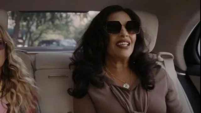 Alexander McQueen Am0273s Gafas de sol usadas por Seema Patel (Sarita Choudhury) como se ve en And Just Like That... (S01E04)
