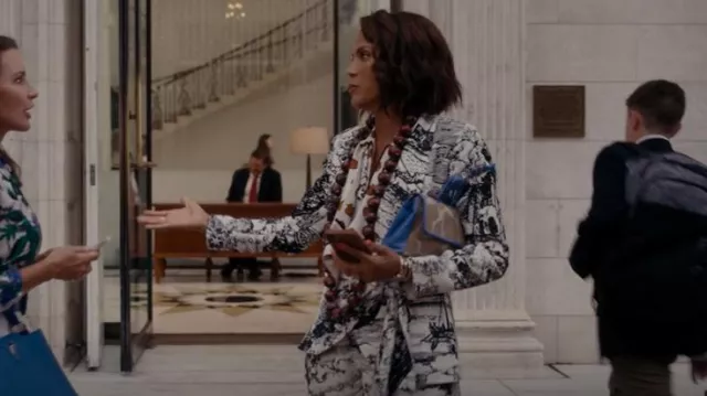 Veronica Silicani Jungle In The City Giraffa Bag usado por Lisa Todd Wexley (Nicole Ari Parker) como se ve en And Just Like That... (S01E04)