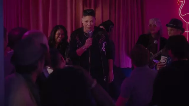 Veste bomber brodée réversible diesel portée par Che Diaz (Sara Ramirez) comme on le voit dans And Just Like That... (S01E10)