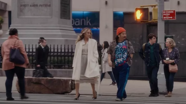 Isabel Marent Prasy Suede Escarpins portés par Carrie Bradshaw (Sarah Jessica Parker) comme on le voit dans And Just Like That... (S01E10)