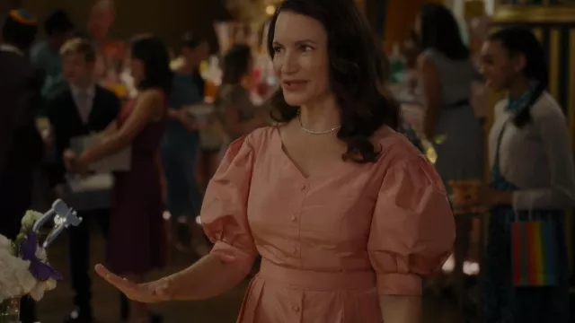 Carolina Herrera Off The Shoulder Puff Sleeve Button Down Gown porté par Charlotte York (Kristin Davis) comme on le voit dans And Just Like That... (S01E10)