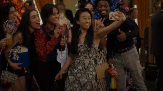 Brock Collection Tyla Lace Guipure Vestido usado por Lily Goldenblatt (Cathy Ang) como se ve en And Just Like That... (S01E10)