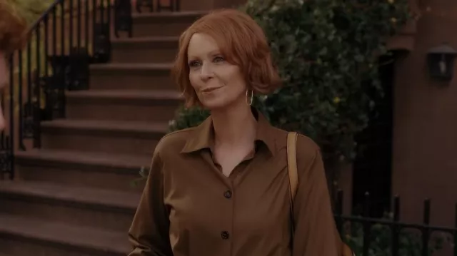 Peggy Li Medium Slim Oval Boucles d’oreilles portées par Miranda Hobbes (Cynthia Nixon) comme on le voit dans And Just Like That... (S01E10)