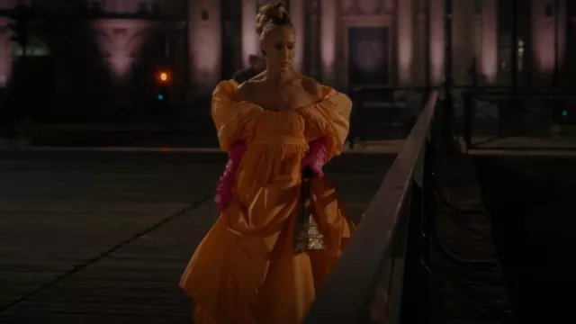 Bolso de la Torre Eiffel de Timmy Woods usado por Carrie Bradshaw (Sarah Jessica Parker) como se ve en And Just Like That... (S01E10)