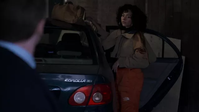Le pantalon North Face Freedom en orange porté par Effie (Alix Lapri) comme on le voit dans Power Book II: Ghost (S03E02)