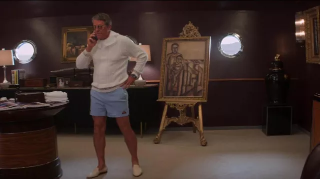 Ellesse Blue Shorts portés par Greg (Hugh Grant) comme on le voit dans Operation Fortune: Ruse de Guerre