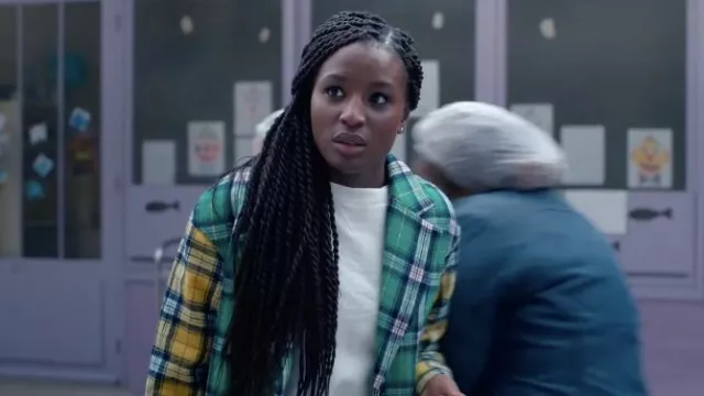 The green and yellow plaid blazer jacket worn by Aïssatou (Mariama Gueye) in the series Funny (Season 1)