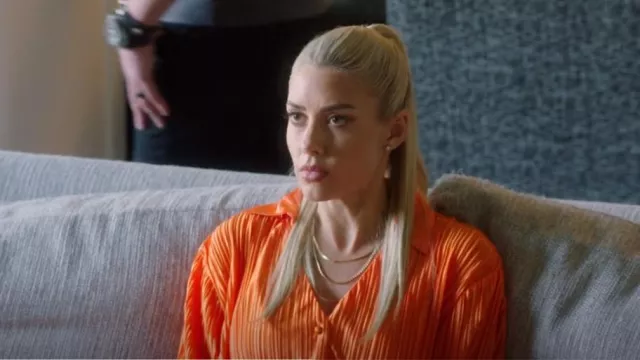 Chemise boutonnée Showpo Beca Plisse en orange vif portée par Heather Rae Young comme on le voit dans The Flipping El Moussas (S01E03)