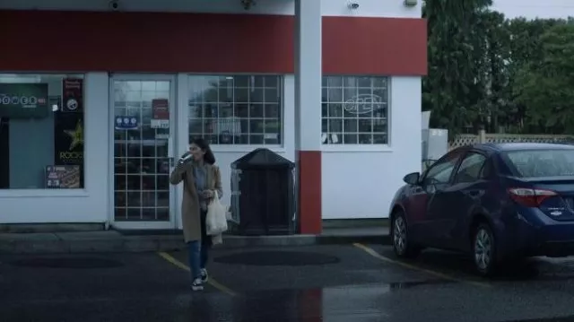 Vans Sk8 Baskets portées par Rose Larkin (Luciane Buchanan) vues dans The Night Agent (S01E03)