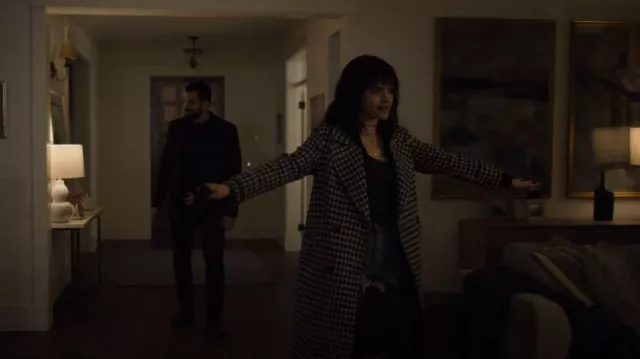Manteau AllSaints Monike porté par Ellen (Eve Harlow) vu dans The Night Agent (S01E03)
