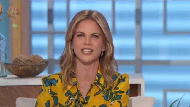 Week-end Max Mara Epopea Chemisier floral pictural porté par Natalie Morales comme vu dans The Talk le 23 mars 2023